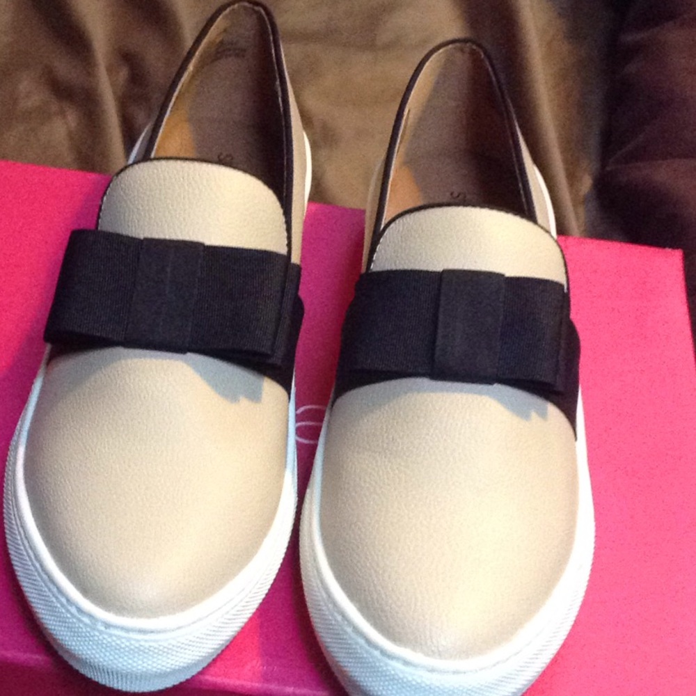 Ladies casual shoes